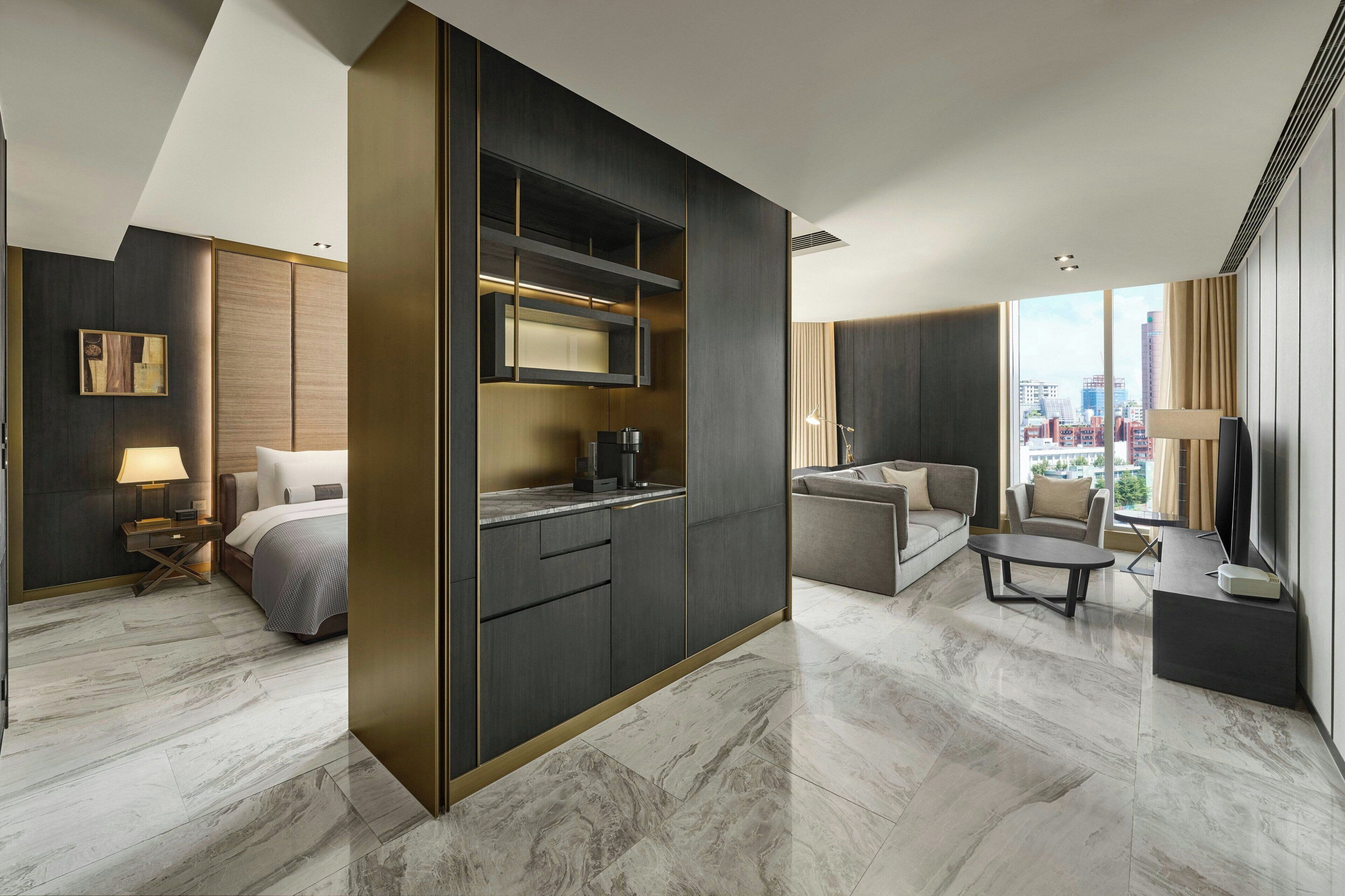 أغطية فراش متميزة وألحفة محشوة بالريش وميني بار وخزنة داخل الغرفة