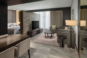 Roba de llit d'alta qualitat, cobrellits i minibar 