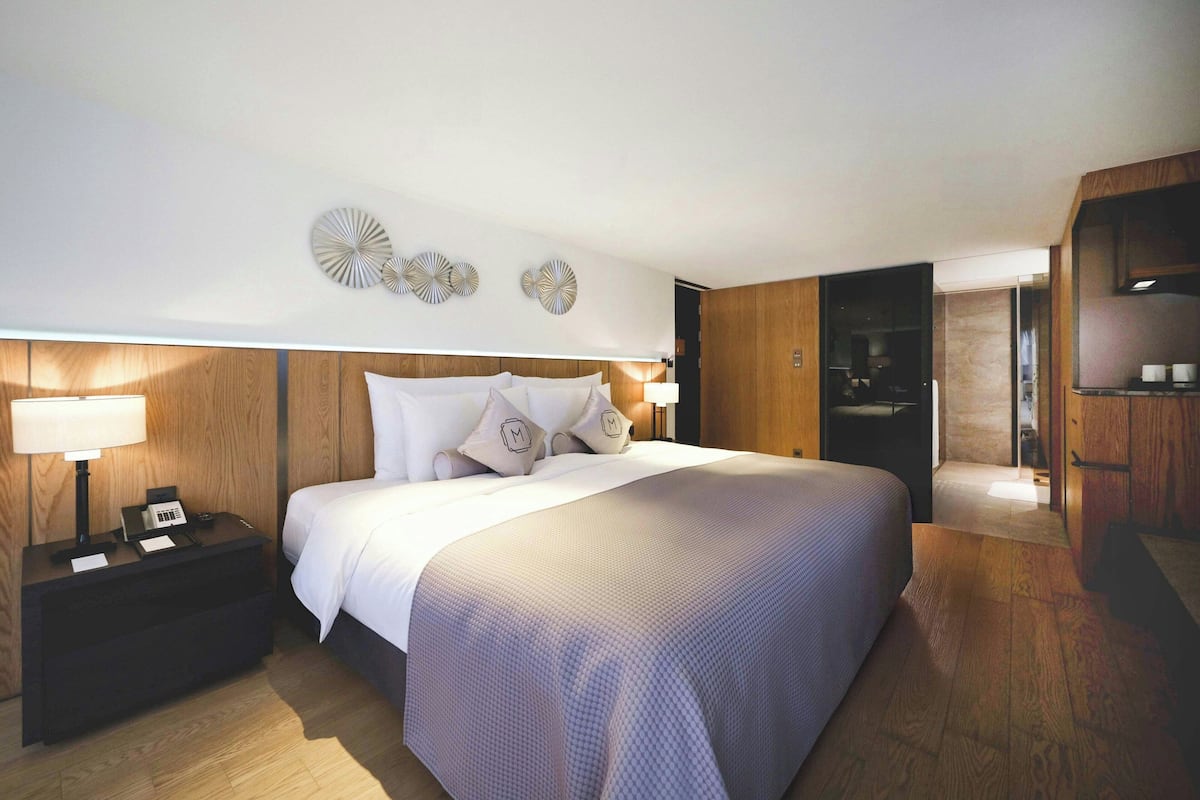 Premium bedding, down duvets, minibar, in-room safe