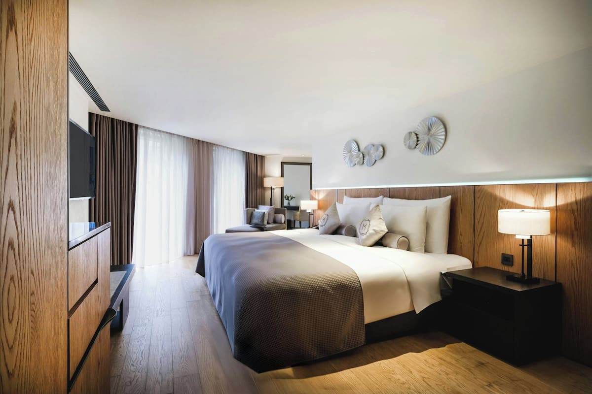 Habitación Deluxe, 1 cama doble, vistas a la ciudad | Ropa de cama de alta calidad, edredones de plumas, minibar y caja fuerte