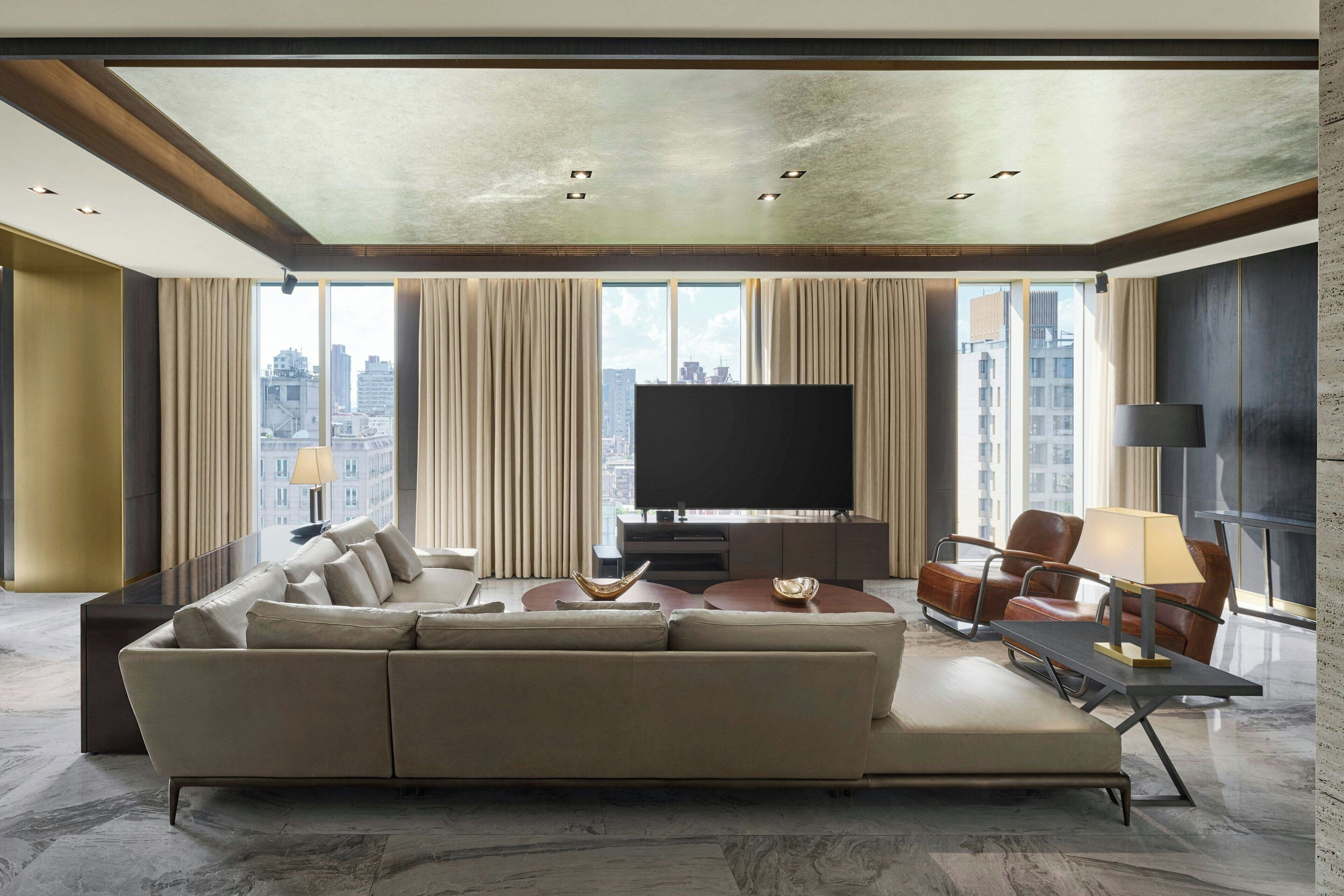 أغطية فراش متميزة وألحفة محشوة بالريش وميني بار وخزنة داخل الغرفة