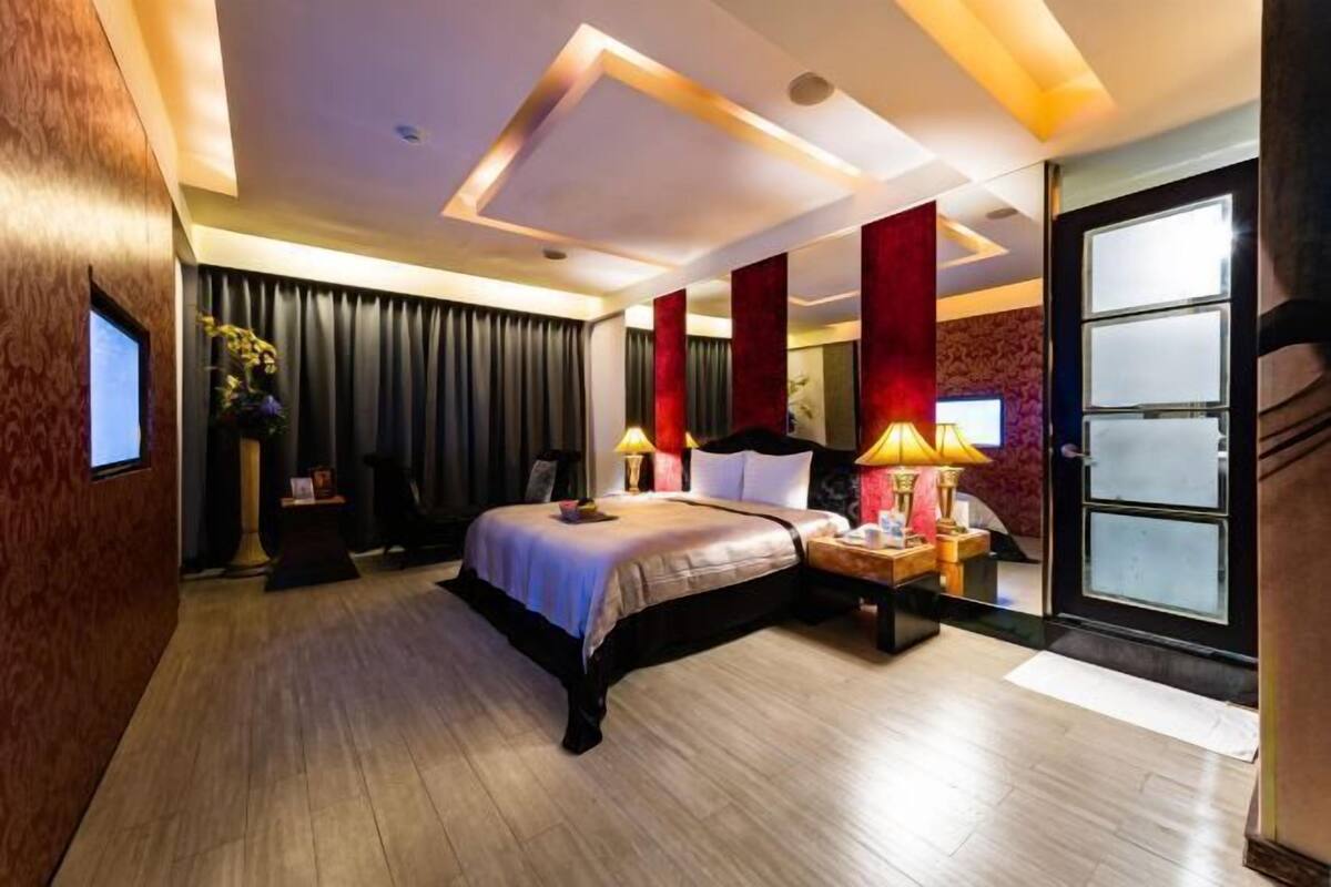 Cubrecamas, sistema de insonorización, wifi gratis y muebles diferentes 