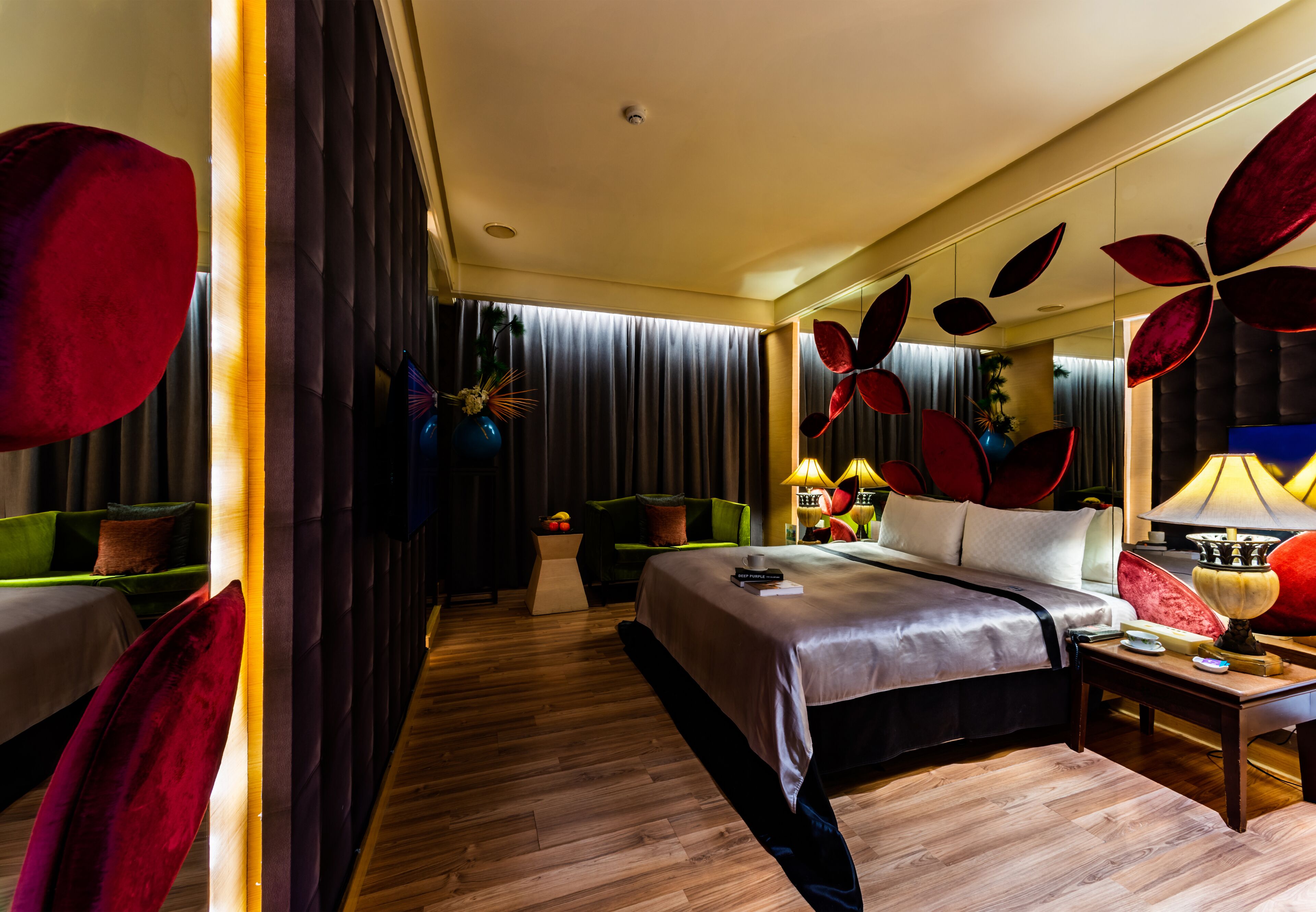 Ein modernes Hotelzimmer mit einem großen Bett, einem Schreibtisch und einer Sitzecke.