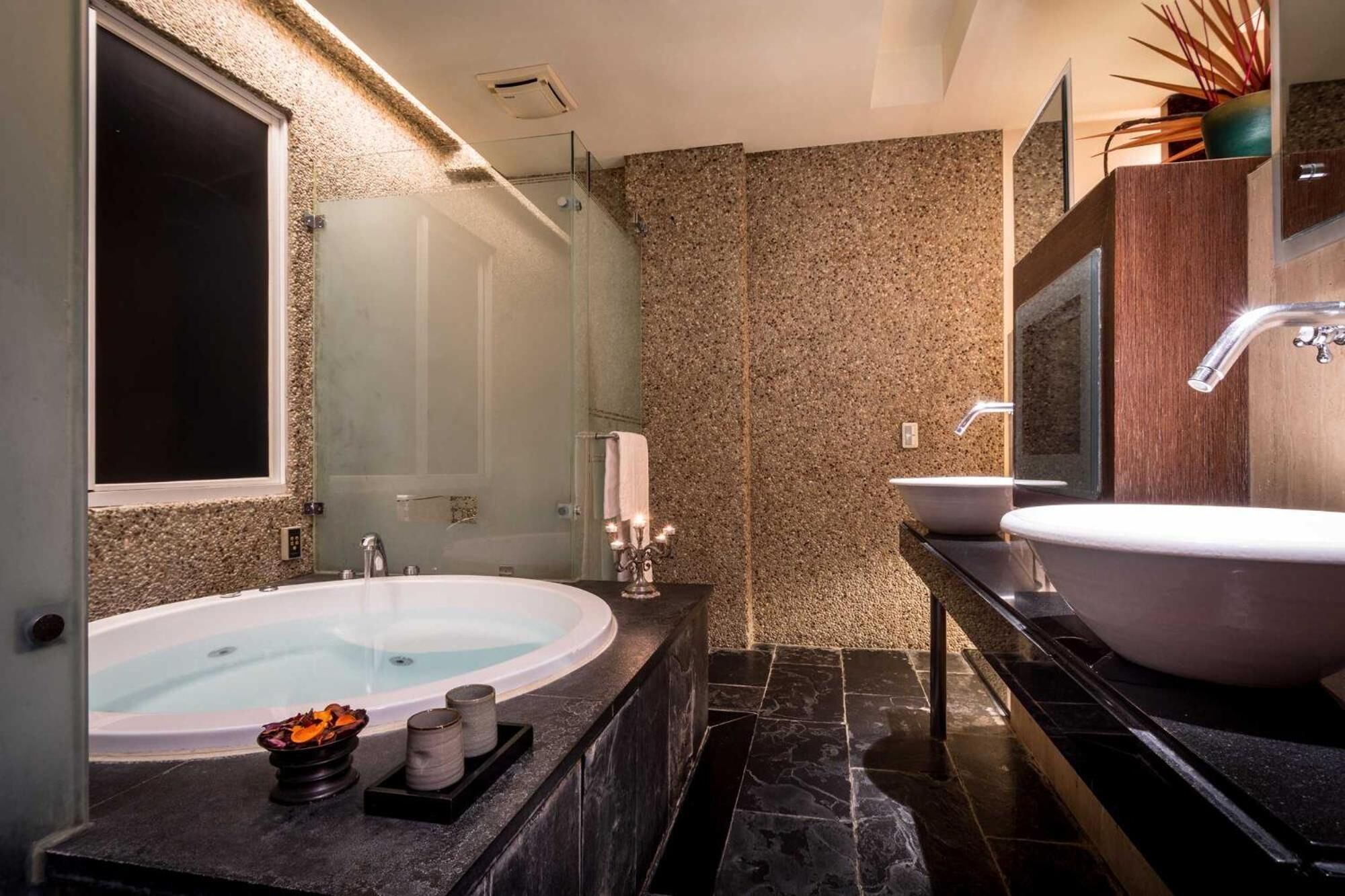 獨立浴缸和淋浴設備、免費盥洗用品、吹風機、拖鞋