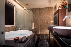 Separate bathtub and shower, free toiletries, hair dryer, slippers - LiTi Motel (Taichung)