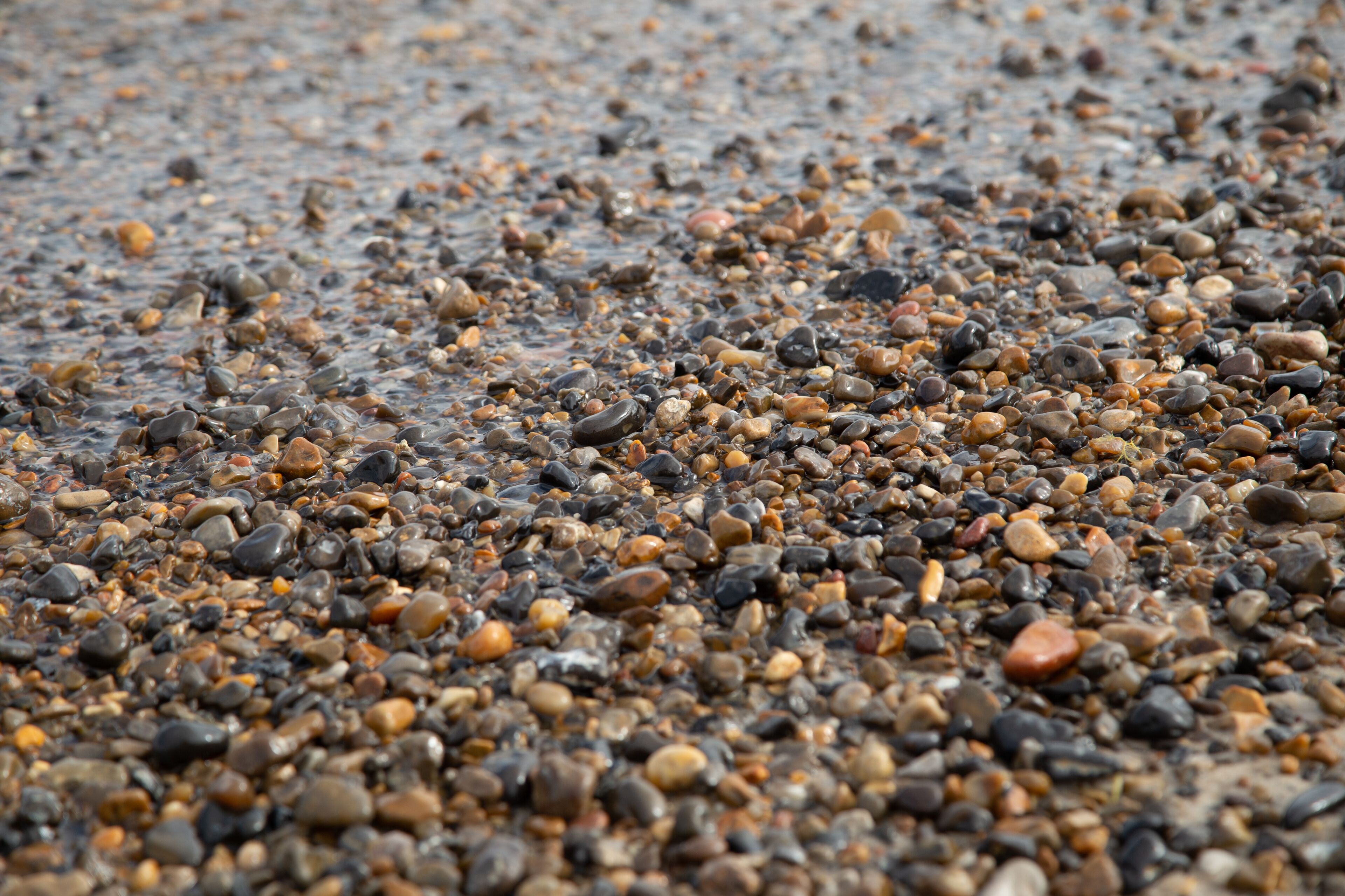 Primer plano de la superficie de una playa de guijarros.