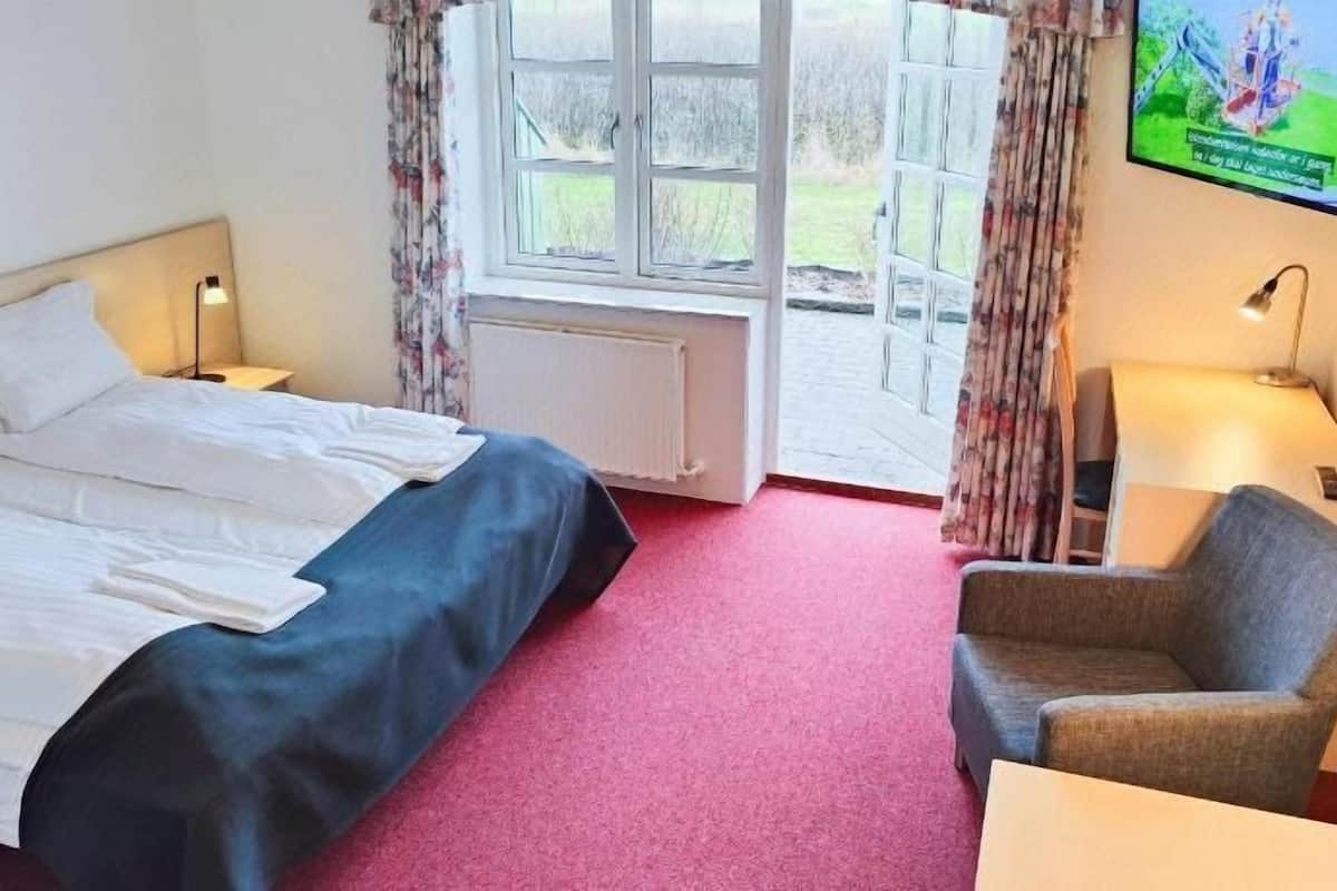 Desk, soundproofing, cribs (surcharge), rollaway beds (surcharge)