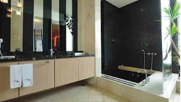 Superior Room (Check in at 6pm) | Bathroom | Separate tub and shower, jetted tub, hair dryer