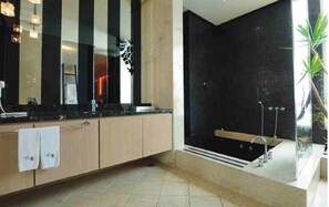 Superior Room (Check in at 6pm) | Bathroom | Separate tub and shower, jetted tub, hair dryer - Li Hsin Motel (Taichung)