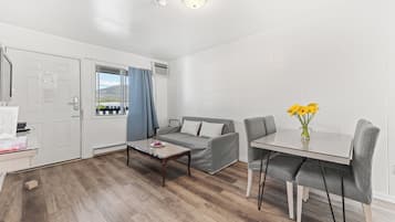 Suite, 2 Bedrooms, Kitchen | Living area