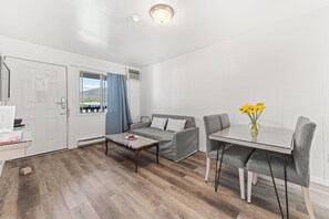 Suite, 2 camere da letto, cucina | Area soggiorno | TV a schermo piatto 32 pollici con canali via cavo, TV