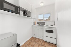 Suíte, 2 quartos, cozinha | Cozinha privada | Geladeira, cafeteira/chaleira