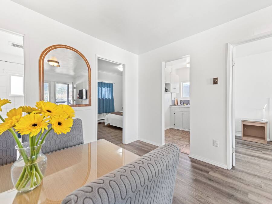 Suite, 2 habitaciones, cocina | Zona de estar | Televisión de pantalla plana de 32 pulgadas con canales por cable