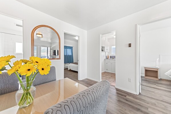 Suite, 2 kamar tidur, dapur | Area keluarga | Televisi layar datar 32-inci dengan saluran TV kabel dan TV