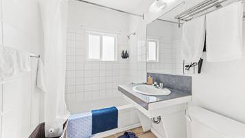 Suite, 2 Bedrooms, Kitchen | Bathroom | Towels