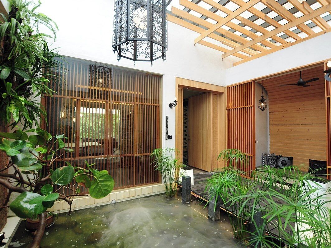 Ein traditioneller japanischer Innenraum mit Tatami-Böden, einer Holztür und einer Decke mit Holzgitterverzierung.