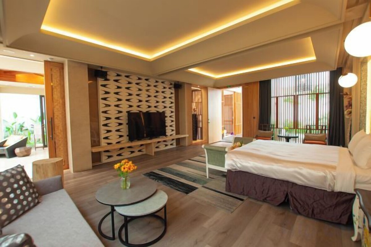 Premium bedding, down comforters, minibar, desk