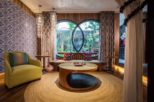 Ropa de cama de alta calidad, cubrecamas, minibar y escritorio 