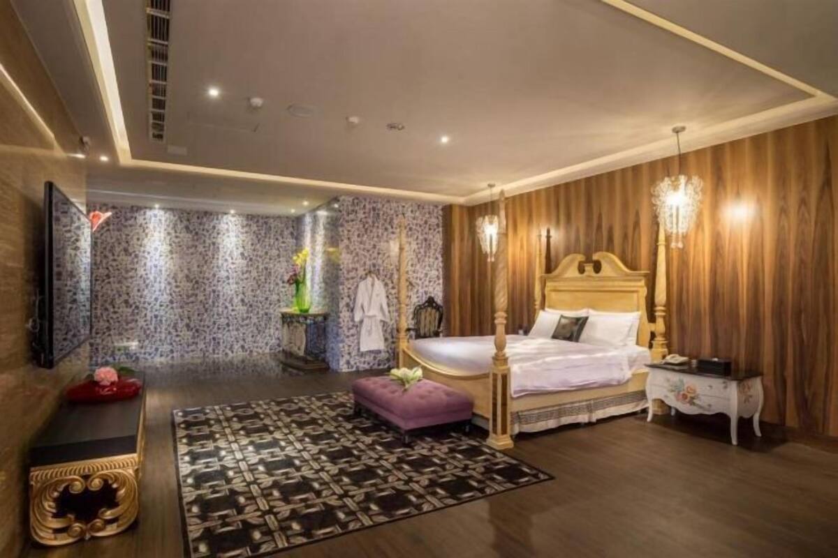 Premium bedding, down duvets, minibar, desk