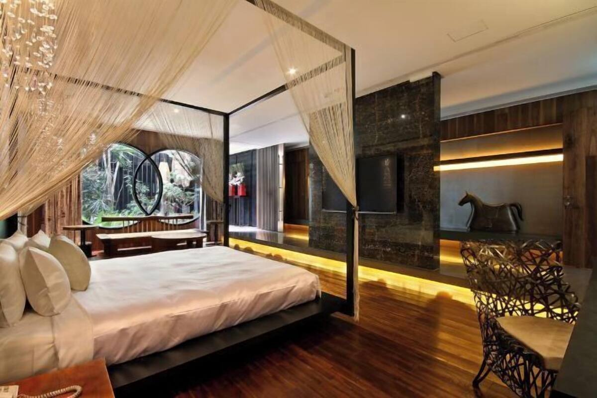 Premium bedding, down duvets, minibar, desk