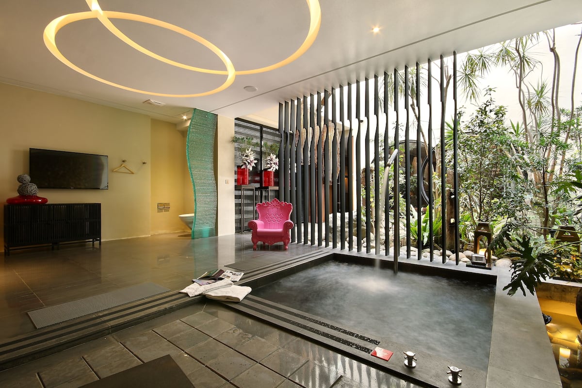 Separate bathtub and shower, jetted bath, rainfall showerhead
