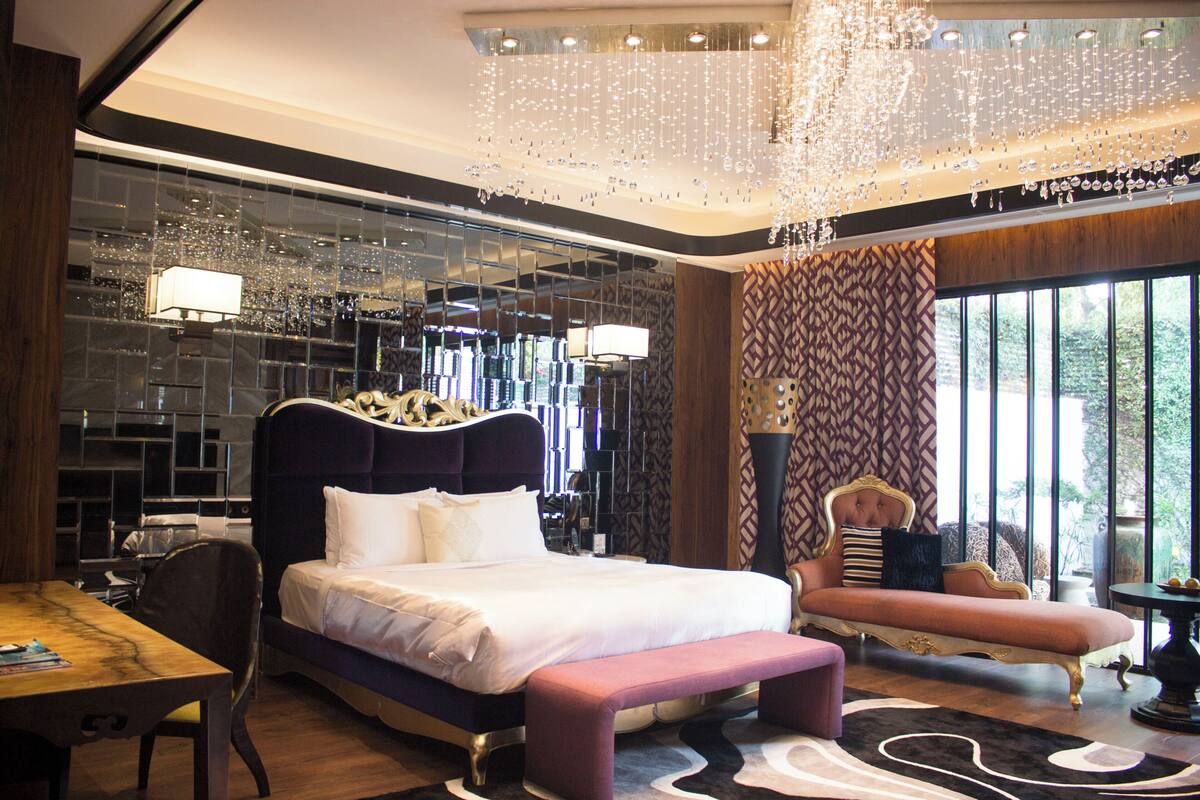 Suite – grand | Sengetøy av topp kvalitet, dundyner, minibar og skrivebord