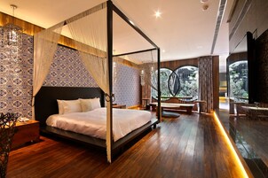 Premium bedding, down comforters, minibar, desk