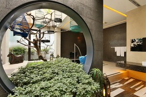 Prémium ágynemű, pehelypaplan, minibár és íróasztal