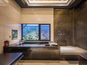 A modern bathroom with a large window, a bathtub, and a shower area. - Mulan Boutique Hotel - Taichung Branch (Taichung)