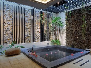 A spa area with a stone wall, a water feature, and plants. - Mulan Boutique Hotel - Taichung Branch (Taichung)