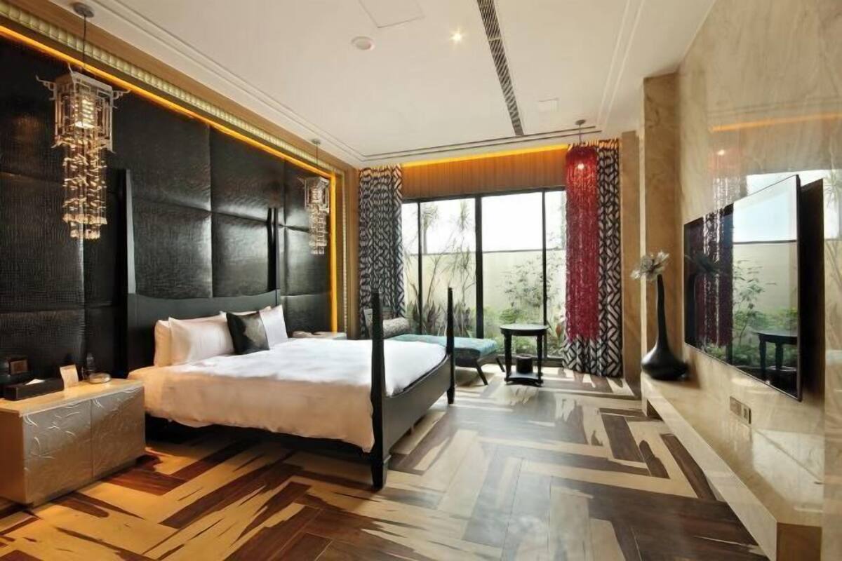 Premium bedding, down duvets, minibar, desk