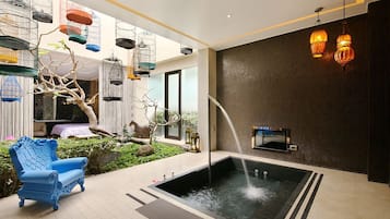Separate tub and shower, jetted tub, rainfall showerhead