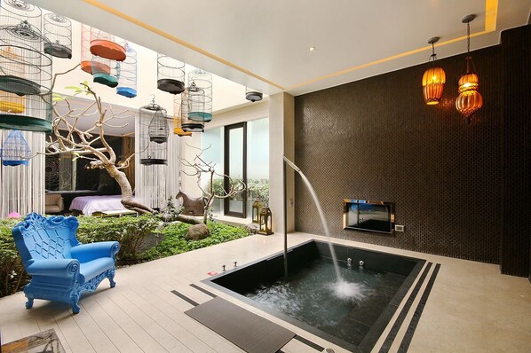 Separate tub and shower, jetted tub, rainfall showerhead - Mulan Motel Taichung (Taichung)
