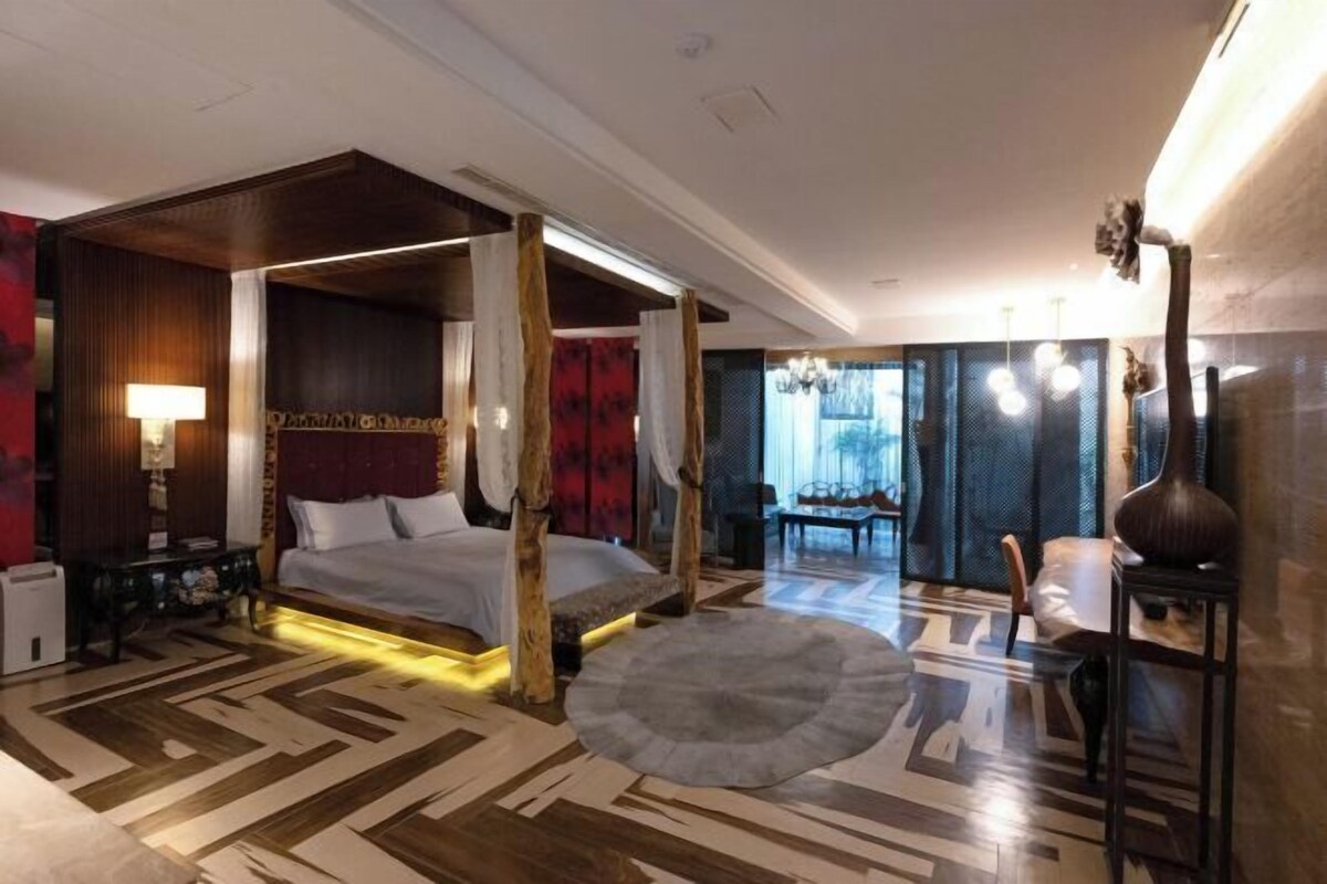 Sengetøy av topp kvalitet, dundyner, minibar og skrivebord