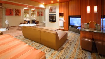 Suite Deluxe, 1 cama King size | Área de sala de estar | Televisión de pantalla plana