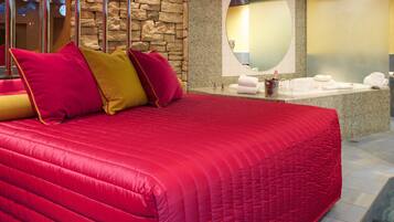 Deluxe Suite, 1 King Bed, Smoking