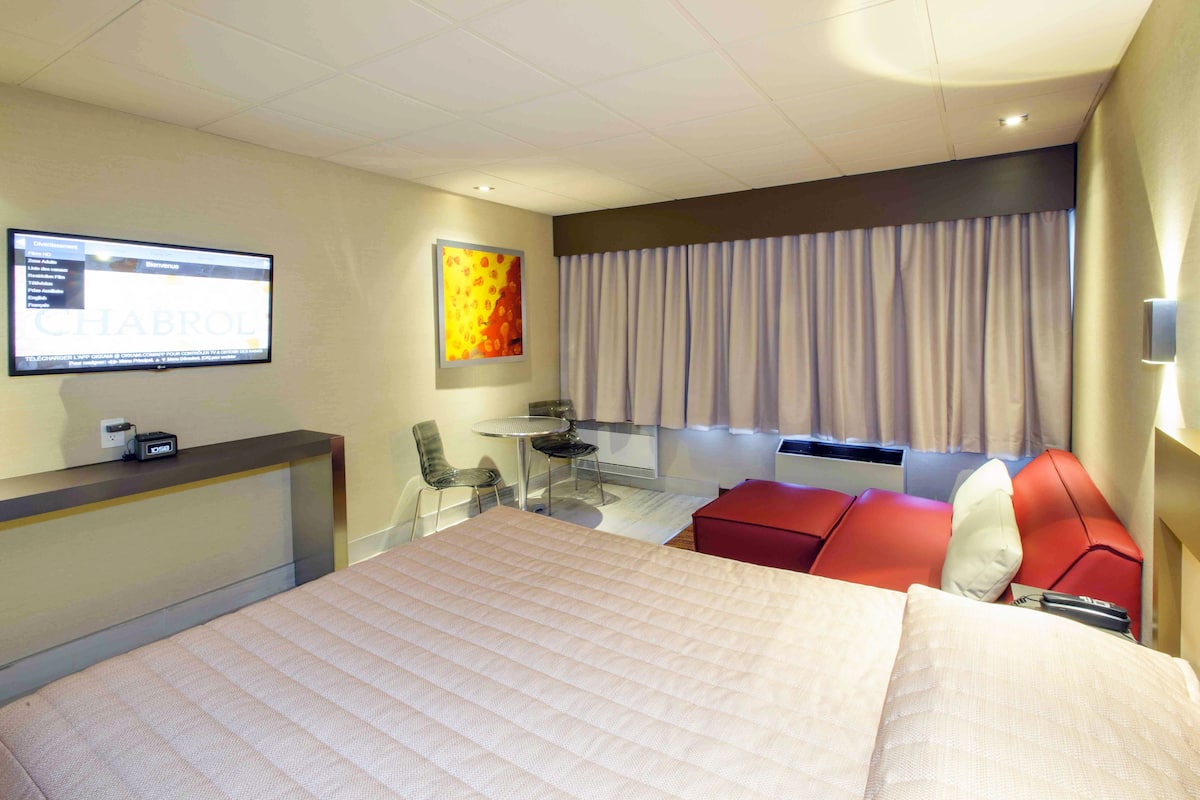 Eenvoudige kamer, 1 queensize bed | 1 slaapkamer, verduisterende gordijnen, een strijkplank/strijkijzer