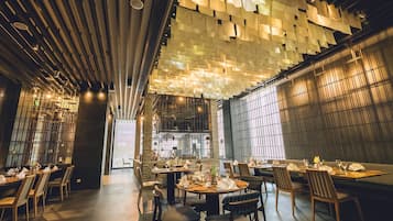 4 restaurants, international cuisine