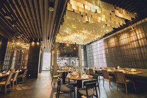 4 restaurants, international cuisine