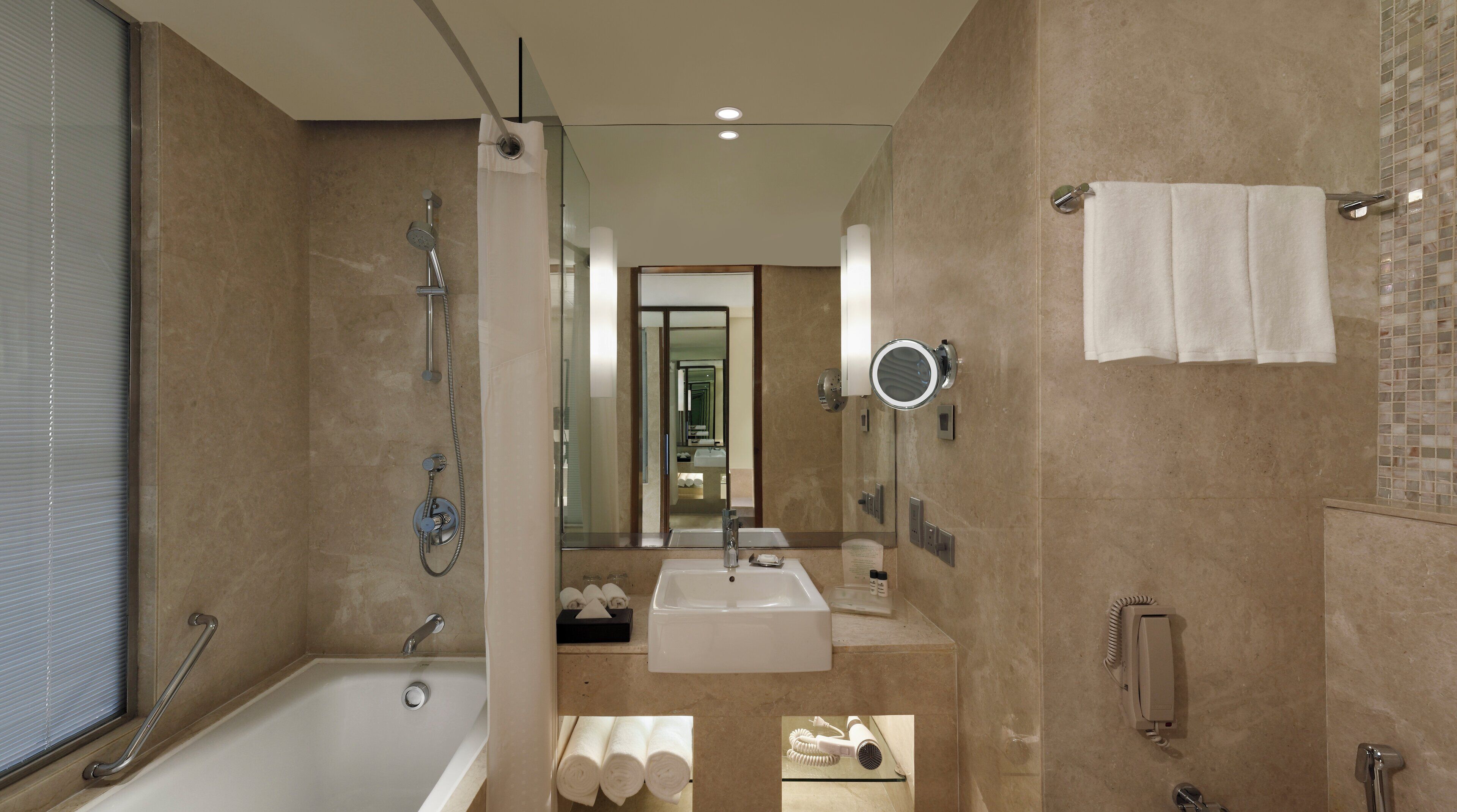 Une salle de bain moderne équipée d’une baignoire, d’une douche et d’un lavabo.