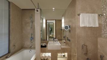 Un baño moderno con bañera, ducha y lavamanos.