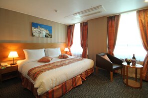 Chambre Double Supérieure, 1 très grand lit, fumeur | Minibar, coffres-forts dans les chambres, ameublement personnalisé