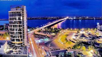 Overnatningsstedets facade – aften/nat