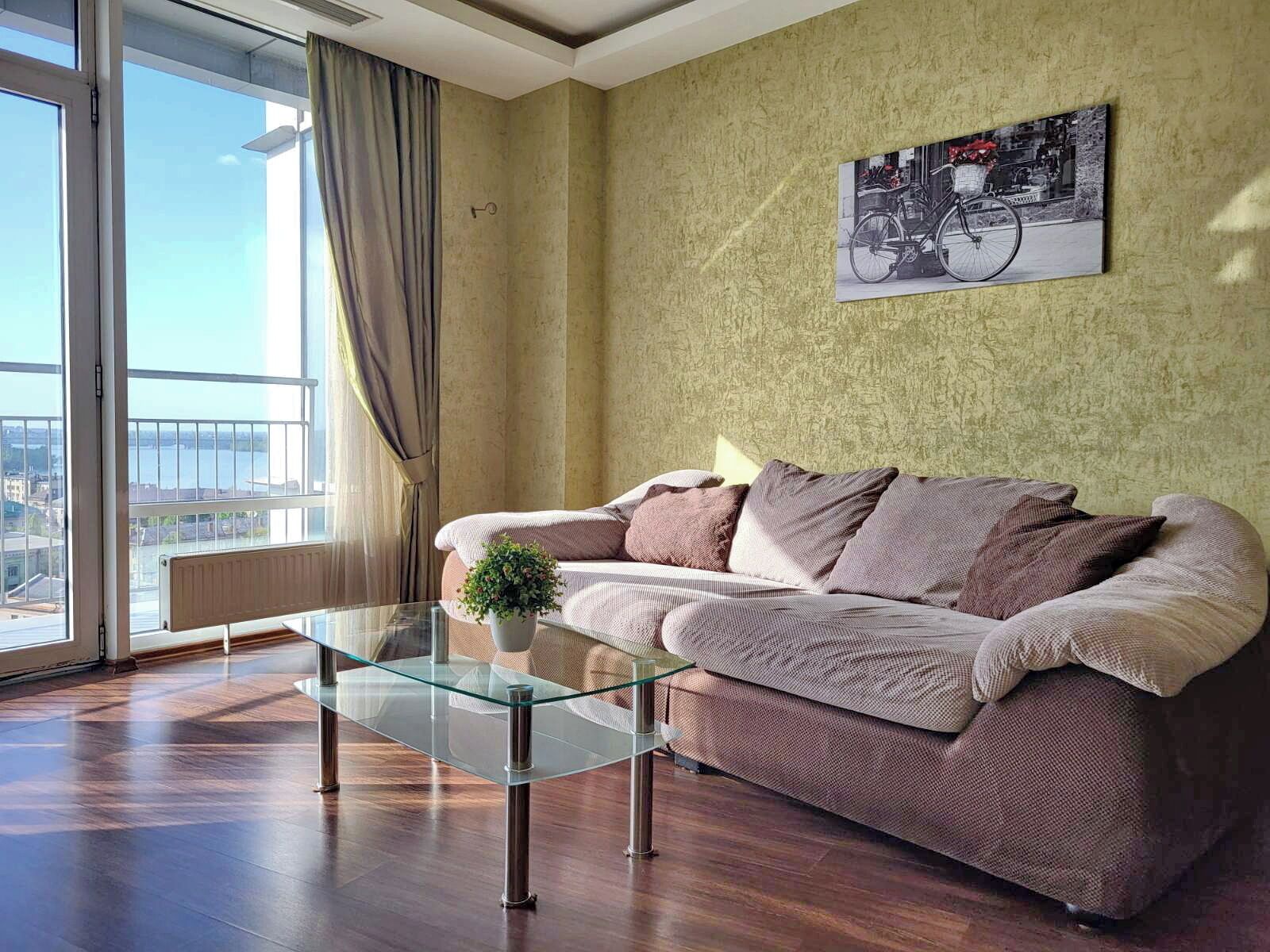 Appartamento Classic, 1 camera da letto, balcone, vista fiume | Area soggiorno | TV a schermo piatto