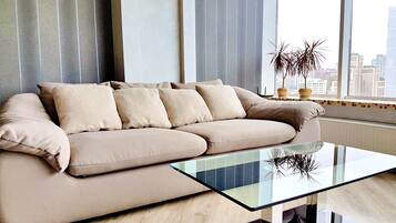 Departamento Deluxe, 1 habitación, cocina, vista a la ciudad | Sala de estar | Televisión de pantalla plana