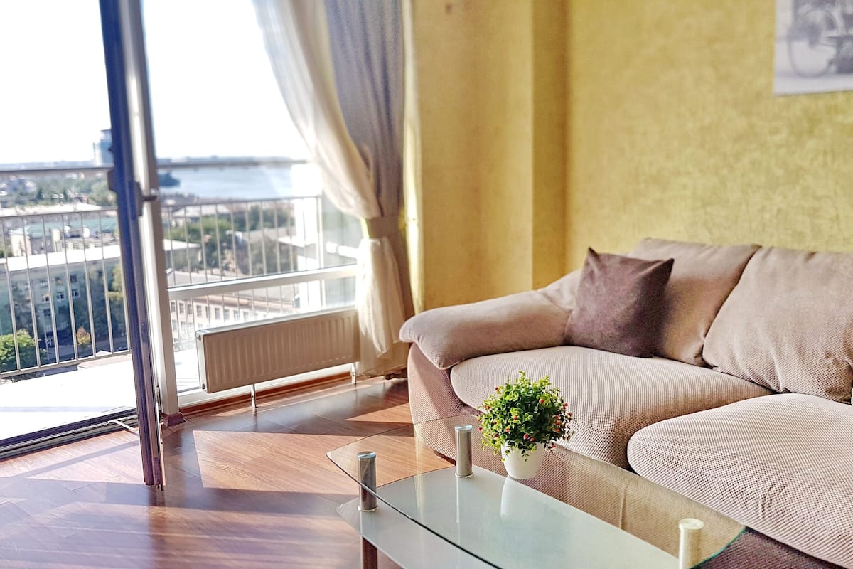 Classic Apartment, 1 Bedroom, Balcony, River View | Ruang tamu | TV skrin rata