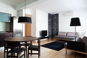 Leilighet, 1 soverom | Oppholdsrom | En 32-tommers Flatskjerm-TV med kabel-kanaler samt LCD-TV