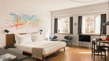 Estudi | Caixa forta a l'habitació, decoració individual i mobiliari individual