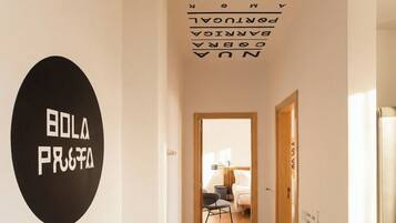 Estudio junior | Caja de seguridad en la habitación y decoración personalizada