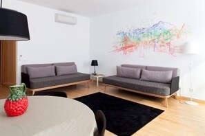 Studio | Oppholdsområde | En 32-tommers Flatskjerm-TV med kabel-kanaler samt LCD-TV